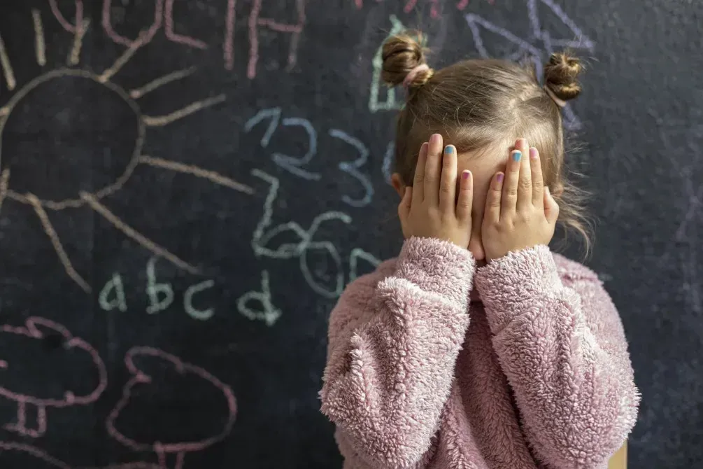 Ist ADHS eine Behinderung? Kind mit ADHS zeigt Überforderung und Reizverarbeitungsschwierigkeiten im schulischen Umfeld