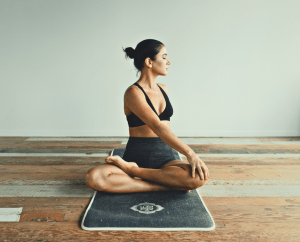 Menstruar duas vezes no mês: yoga e meditação pode ajudar