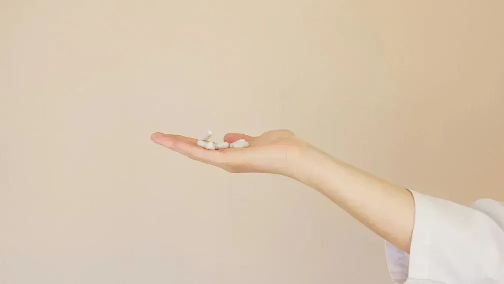 Kapseln in der Hand als Symbol für Vitamin B und Zink verändern das Leben