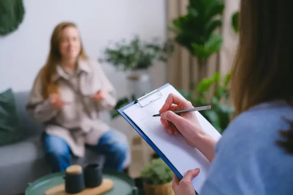 Therapeutin macht sich Notizen während einer Gesprächstherapie zur Diagnose von ADS bei erwachsenen Frauen.