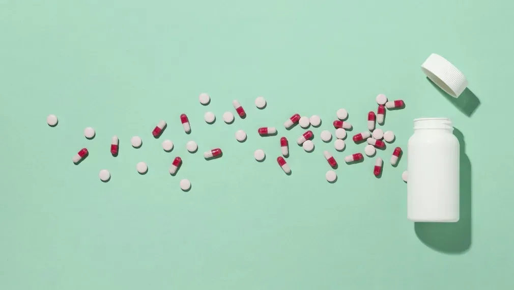 Elvanse bei ADHS: Tabletten und Kapseln als Darstellung von ADHS-Medikamenten und Dosierung