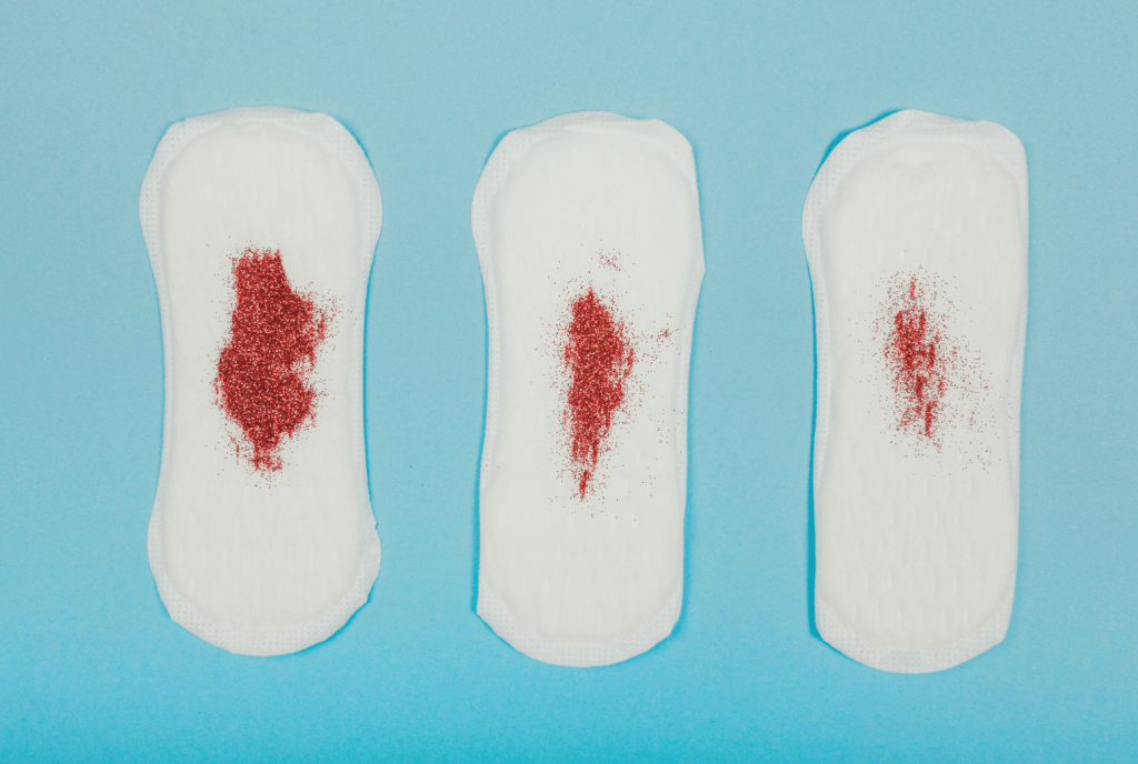 Prämenstruelles Spotting – Ursachen, Bedeutung & Lösungen