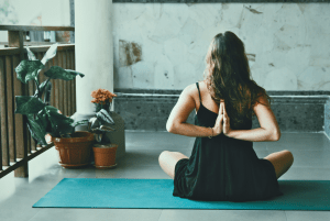 Como Eu Sei Que Estou Entrando na Menopausa? Yoga pode reduzir o estresse